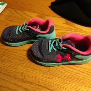 Girls Under Armor tennis shoes size 9